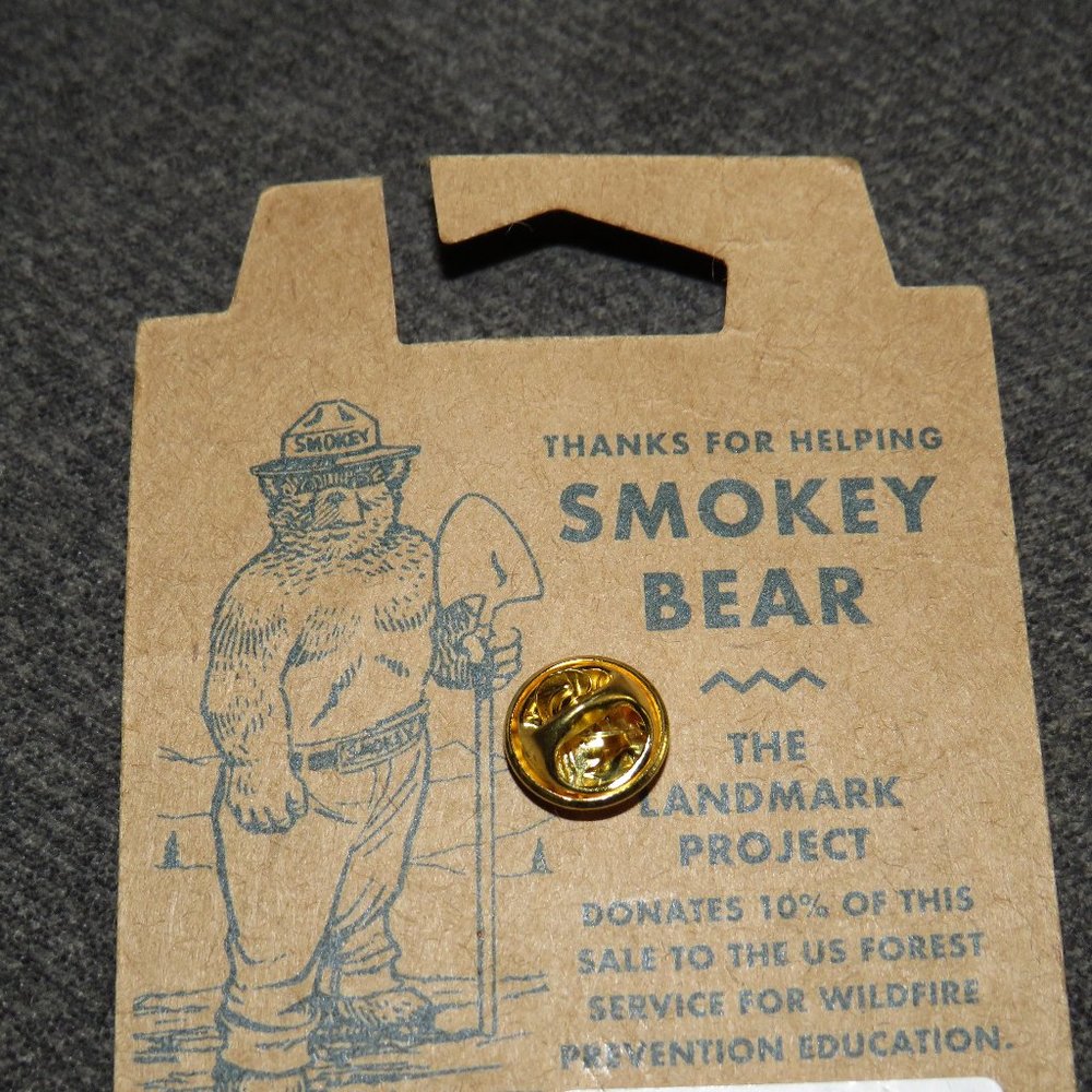Smokey The Bear Landmark Enamel Pin - Picture 2 of 2